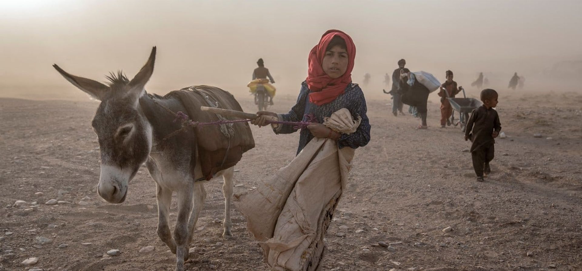 Pobladores afganos reciben ayuda mientras una tormenta de arena arrasa la aldea de Chahak, después de un terremoto en el distrito de Zenda Jan en la provincia de Herat, al oeste de Afganistán. Foto AP/Ebrahim Noroozi Pobladores afganos reciben ayuda mientras una tormenta de arena arrasa la aldea de Chahak, después de un terremoto en el distrito de Zenda Jan en la provincia de Herat, al oeste de Afganistán. Foto AP/Ebrahim Noroozi
