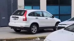 El conductor de un auto Honda blanco circuló por la vereda en Catamarca entre Mitre y Sarmiento.