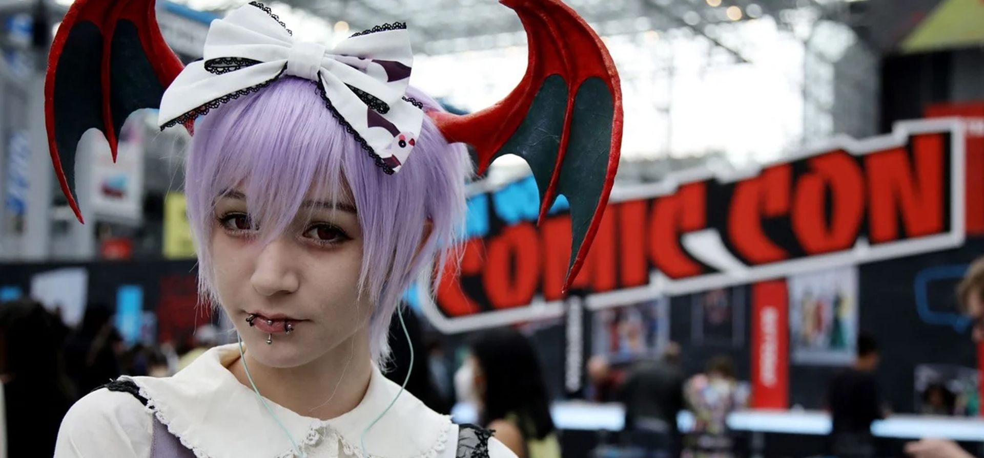 Un cosplayer espera para ingresar el primer día de la New York Comic Con 2023 en el Jacob Javits Center de Nueva York. Foto: Leonardo Muñoz / AFP Un cosplayer espera para ingresar el primer día de la New York Comic Con 2023 en el Jacob Javits Center de Nueva York. Foto: Leonardo Muñoz / AFP
