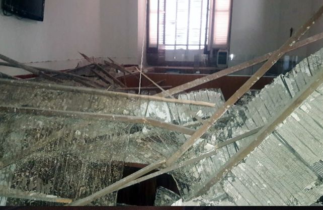 Se cayó el techo del centro único de atención y el conmutador telefónico.