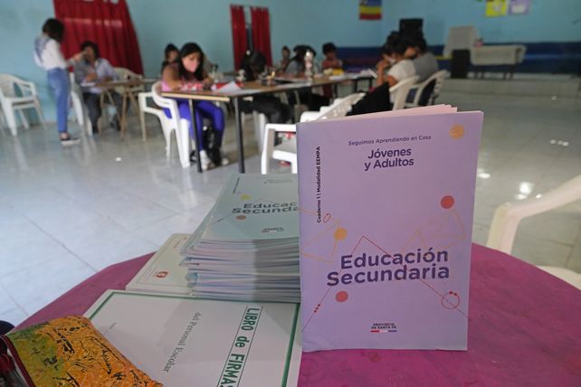 De lunes a viernes por la tarde el espacio se transforma en un centro de enseñanza para jóvenes y adultos.