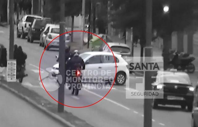 El momento del impacto. El policía sufrió heridas y los delincuentes fueron arrestados.&nbsp;