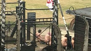 Auschwitz fue escenario de una protesta con desnudos y el degüello de un cordero