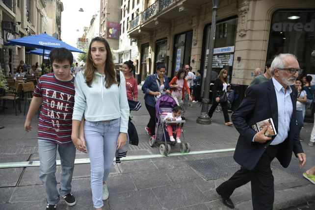 Cómo funciona el semáforo para peatones que se instaló en Rosario