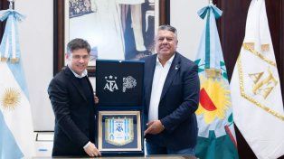 Axel Kicillof entrega la gestión del estadio Único a Tapia en medio de tensiones políticas.