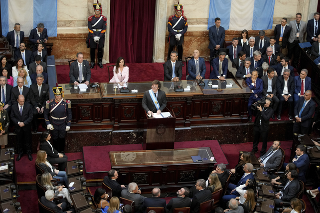 Milei hablo desde un atril y propuso un pacto con gobernadores. Mucha frialdad en la audiencia