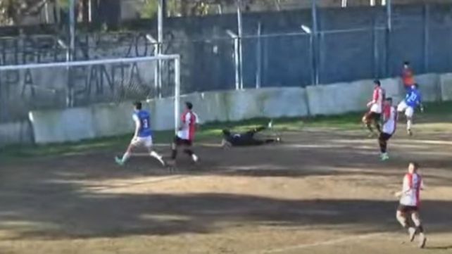 Diego Aguirre acaba de definir curzado e inicia el festejo de Argentino en el Olaeta ante Juventud Unida.