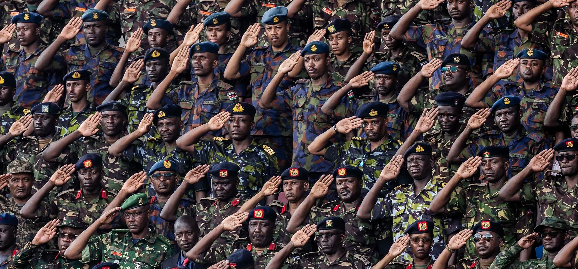 Miembros del ejército keniano hacen un saludo militar durante una ceremonia en memoria del jefe de Defensa y otros nueve altos oficiales militares muertos en un accidente de helicóptero en el complejo deportivo Ulinzi, Nairobi, Kenia. Fotografía: AFP/Getty Images Miembros del ejército keniano hacen un saludo militar durante una ceremonia en memoria del jefe de Defensa y otros nueve altos oficiales militares muertos en un accidente de helicóptero en el complejo deportivo Ulinzi, Nairobi, Kenia. Fotografía: AFP/Getty Images
