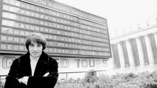 Sandro posando con el Madison Square Garden de fondo. Manhattan, Nueva York, 1970.