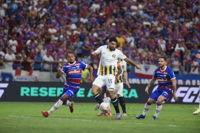 Facundo Mallo anotó el gol de la apertura de Central ante Fortaleza en Brasil y luego salió reemplazado por lesión.