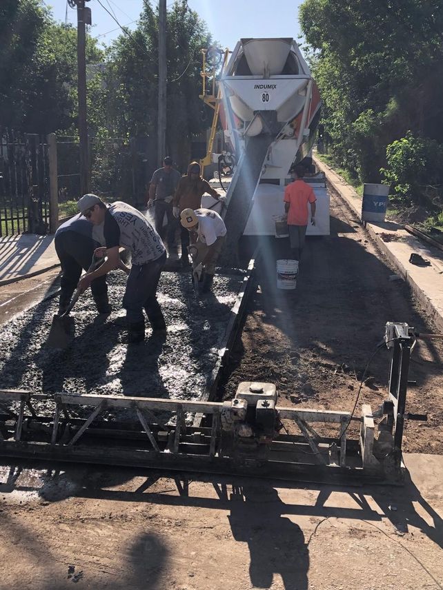 Roldán. El municipio pavimenta calles con fondos propios y de la provincia.