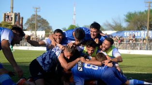 Todos encima de Lautaro Yocco y Alejo Villanueva. Argentino le ganó a Central por penales y está en la final de la Copa Santa Fe.