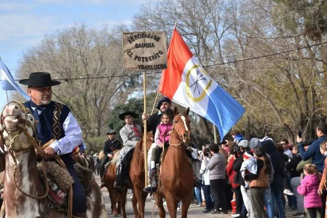 Ybarlucea se viste de celeste y blanco para celebrar el Día de la Bandera