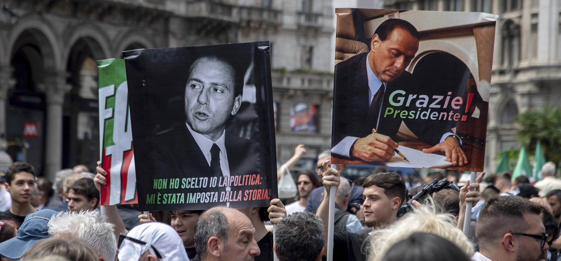 Gente sosteniendo carteles que dicen Gente sosteniendo carteles que dicen