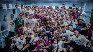 Los futbolistas de Cerro Porteño celebran eufóricos tras la consagración en el fútbol paraguayo.