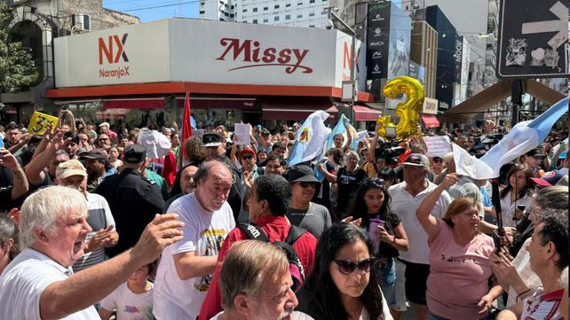 Tensión y disturbios en la peatonal de Santa Fe por la visita de Milei: opositores corrieron a militantes libertarios Tensión y disturbios en la peatonal de Santa Fe por la visita de Milei: opositores corrieron a militantes libertarios
