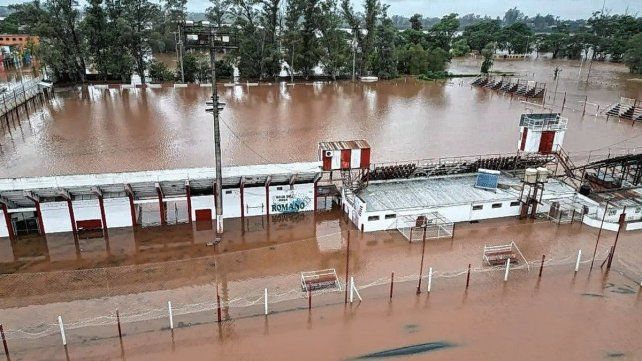 La cancha de Libertad de Concordia bajo agua.