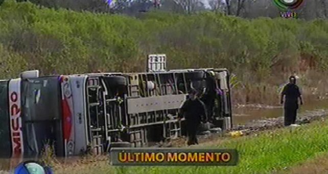 Veinte heridos al volcar un colectivo en una zanja en la autopista Rosario - Santa Fe