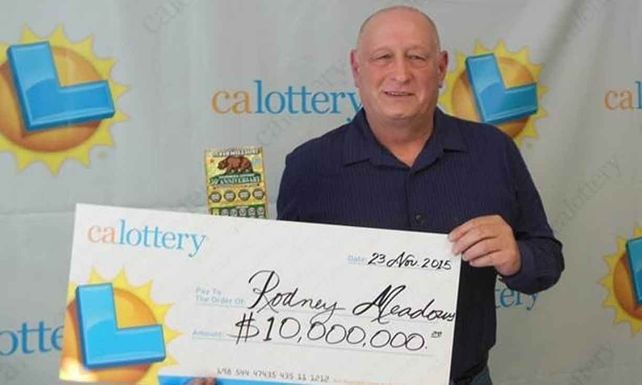 Rodney Meadows posa con una réplica del cheque que recibió.