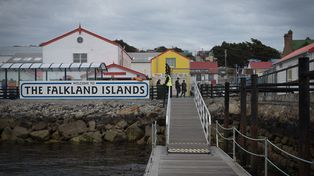 Con ironía, los kelpers pidieron a Trump que construya un muro también en Malvinas contra la Argentina