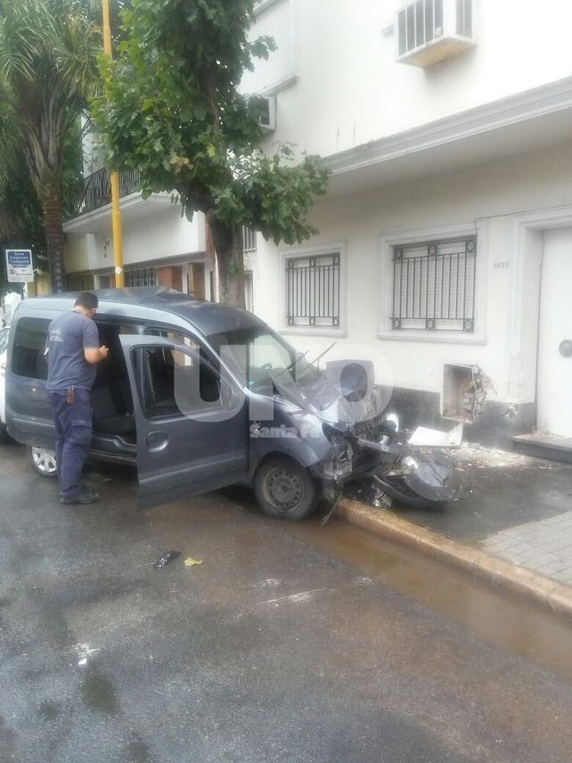 Chocaron contra una vivienda y se salvaron de milagro