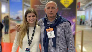 Andrés Acoroni, junto a su sobrina, participando de una feria del sector turístico.