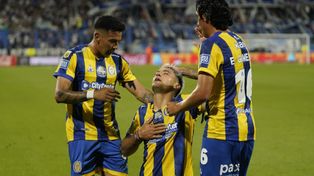 Alejo Veliz se golpe el pecho con la imagen de Miguel, en el golazo que abrió la cuenta de Central ante Vélez en Liniers.