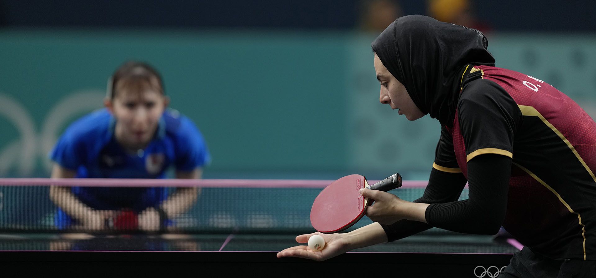 La egipcia Dina Meshref juega contra la japonesa Hina Hayata durante un partido de tenis de mesa individual femenino de dieciseisavos de final en los Juegos Olímpicos de Verano de 2024, el miércoles 31 de julio de 2024, en París, Francia. (Foto AP/Petros Giannakouris) La egipcia Dina Meshref juega contra la japonesa Hina Hayata durante un partido de tenis de mesa individual femenino de dieciseisavos de final en los Juegos Olímpicos de Verano de 2024, el miércoles 31 de julio de 2024, en París, Francia. (Foto AP/Petros Giannakouris)