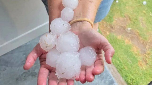 Tormenta y granizo: Una intensa tormenta con caída de granizo de gran tamaño afectó San Cristóbal.