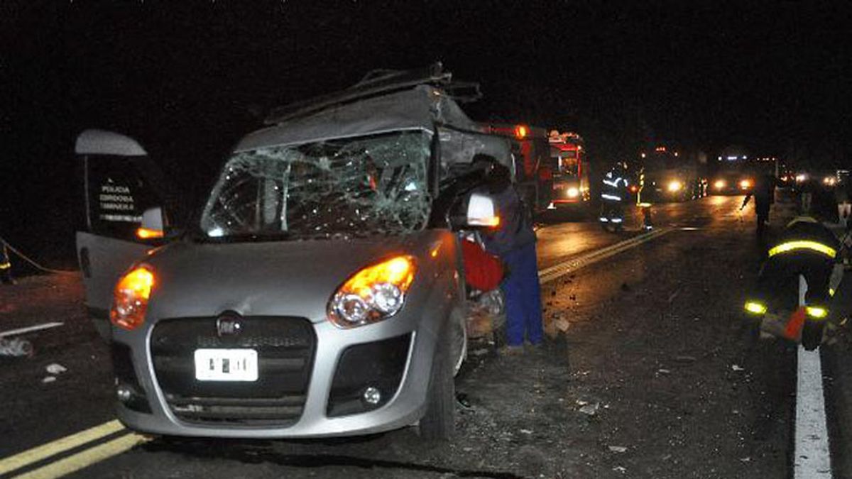 Seis muertos al chocar un camión y un auto en la ruta 7 en Córdoba