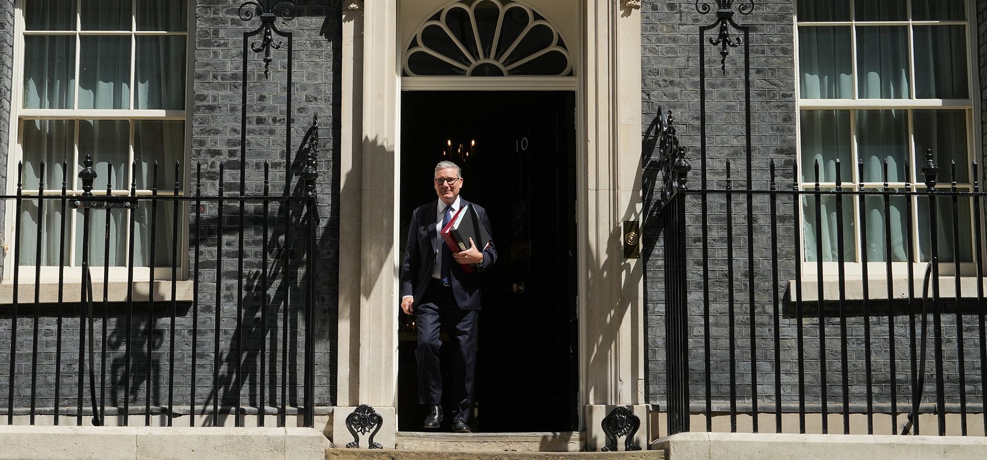 El primer ministro británico, Keir Starmer, sale del número 10 de Downing Street para dirigirse a la Cámara de los Comunes para su sesión semanal de preguntas al primer ministro en Londres, el miércoles 24 de junio de 2026. (Foto AP/Alastair Grant) El primer ministro británico, Keir Starmer, sale del número 10 de Downing Street para dirigirse a la Cámara de los Comunes para su sesión semanal de preguntas al primer ministro en Londres, el miércoles 24 de junio de 2026. (Foto AP/Alastair Grant)