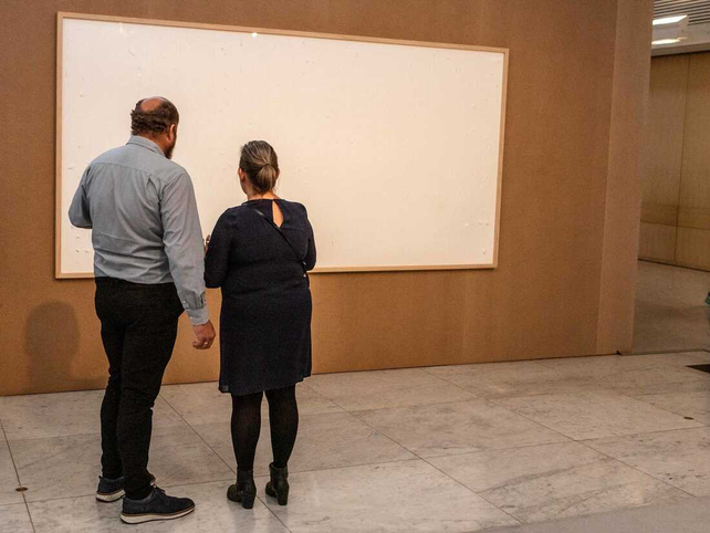 Una de las obras de arte de Jens Haaning durante la exhibición en el museo.