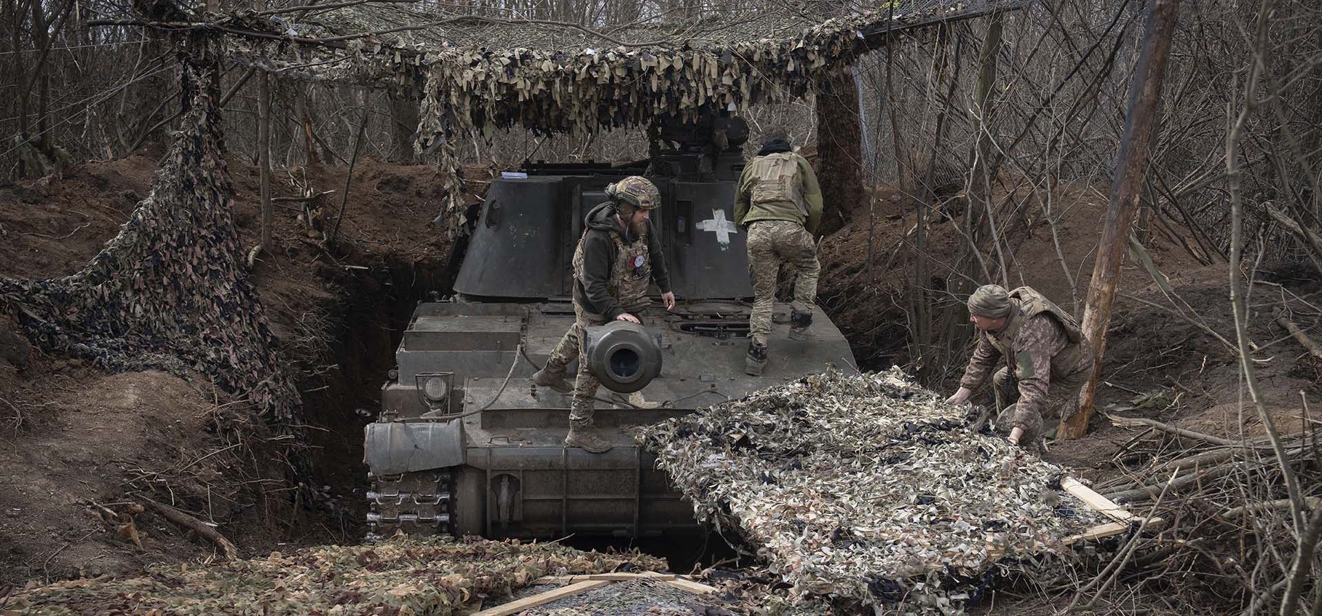 Soldados ucranianos se preparan para disparar un obús autopropulsado 2S3 de 152 mm hacia posiciones rusas en la línea del frente, cerca de Bakhmut, región de Donetsk, Ucrania, el lunes 25 de marzo de 2024. (Foto AP/Efrem Lukatsky) Soldados ucranianos se preparan para disparar un obús autopropulsado 2S3 de 152 mm hacia posiciones rusas en la línea del frente, cerca de Bakhmut, región de Donetsk, Ucrania, el lunes 25 de marzo de 2024. (Foto AP/Efrem Lukatsky)