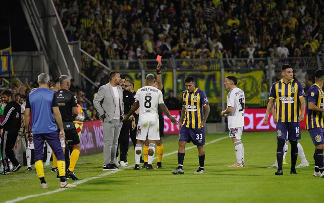 Central pierde 1 a 0 ante Riestra que sufrió una expulsión apenas iniciado el partido. Foto: Marcelo Bustamante.