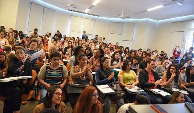 Docentes y profesionales egresados de la universidad pública defienden las oportunidades de igualdad social que ofrece.