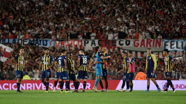 Carlos Quintana abraza a Werner al final de River-Central. Ahora a pensar en la Copa Libertadores y en el viaje a Belo Horizonte.