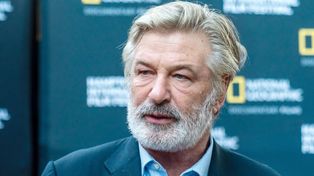 Alec Baldwin fue notificado que la fiscalía retiró los cargos tras disparar accidentalmente un arma que terminó con la vida de una compañera de trabajo.