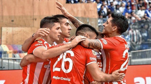 Los jugadores de Estudiantes festejan el título.
