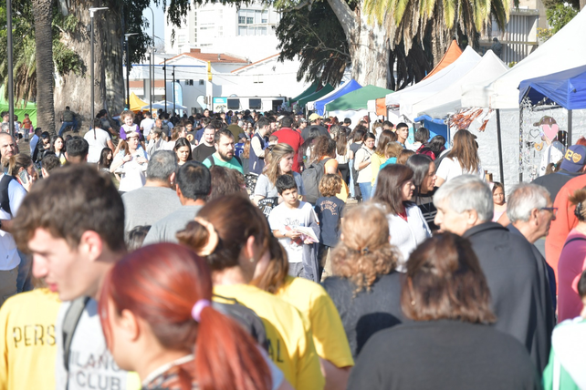 Una multitud de visitantes coparon la plaza San Martín en una nueva edición del Paseo de la Ciudad en Venado Tuerto.