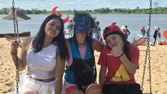 Una remada de disfraces en el Río Paraná