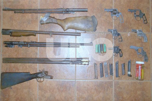 Investigaban un robo y secuestraron armas