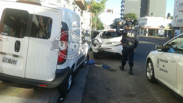 Chocó dos vehículos estacionados