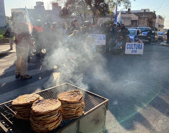 La protesta de los trabajadores municipales pasó por el Palacio de los Leones.