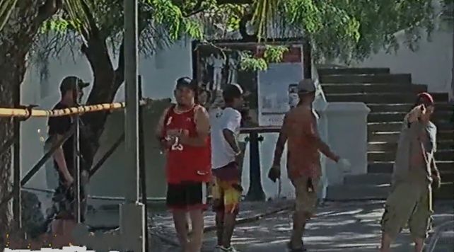 Muchas personas trabajaron durante todo este viernes para cerrar la zona del Parque. (Imagen de TV)