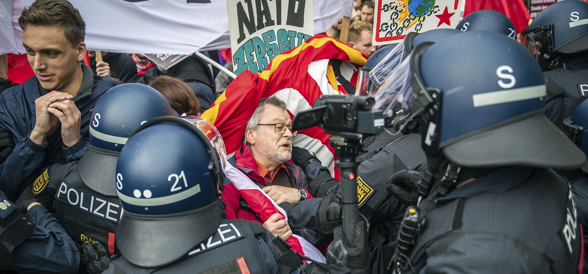 Unidades policiales chocan con manifestantes durante una manifestación del Día del Trabajo, en Stuttgart, Alemania, el lunes 1 de mayo de 2023. (Christoph Schmidt/dpa vía AP)