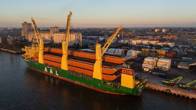 Puerto de Rosario. TPR comenzó a descargar 12 barcazas producidas en Brasil