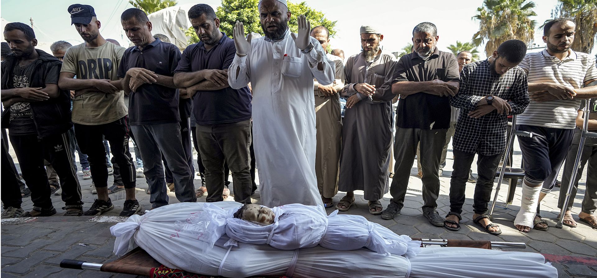 Palestinos rezan junto a los cuerpos de sus familiares muertos en el bombardeo israelí de la Franja de Gaza, en un hospital de Deir al-Balah, el martes 13 de agosto de 2024. (Foto AP/Abdel Kareem Hana) Palestinos rezan junto a los cuerpos de sus familiares muertos en el bombardeo israelí de la Franja de Gaza, en un hospital de Deir al-Balah, el martes 13 de agosto de 2024. (Foto AP/Abdel Kareem Hana)
