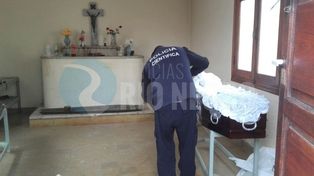 Hallan el cadáver de una mujer fuera del ataúd en el cementerio