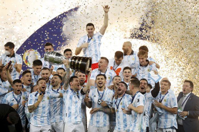 Los jugadores de Argentina celebran con el trofeo tras vencer 1-0 a Brasil en la final de la Copa América en el estadio Maracaná de Río de Janeiro, Brasil, el sábado 10 de julio de 2021 AP Photo / Andre Penner