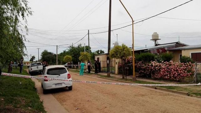 Degolló a su esposa delante de su hijo menor y se escapó en moto